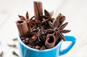 Obraz na płótnie Canvas Espresso cup with cinnamon sticks, anise and cloves