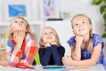 Fotobehang drei kinder schauen nachdenklich nach oben © contrastwerkstatt