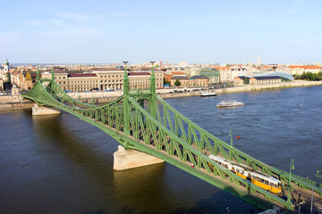 Fototapeta na wymiar Most Wolności i Budapeszt Skyline