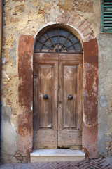 Fototapeta na wymiar drewniane drzwi w Toskanii. Włochy