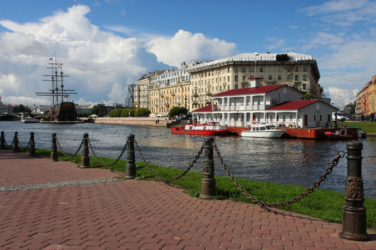 Canal Kronvertsky à St-pétersbourg