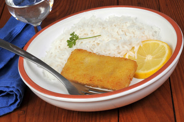 Assiette poisson pané et riz