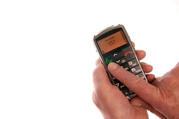 Seniorenfinger drückt Notruf auf Mobiltelefon