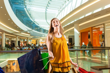 Junge Frau beim Shoppen in einer Mall