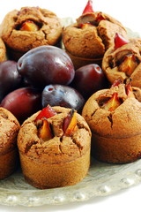 Muffinki ze śliwkami i winem Muffins with wine and plums - obrazy, fototapety, plakaty
