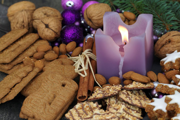 Kerze mit Weihnachtsgebäck