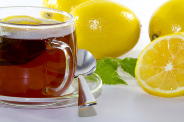 Schwarzer Tee mit Zitrone