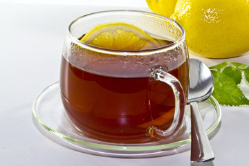Schwarzer Tee mit Zitrone
