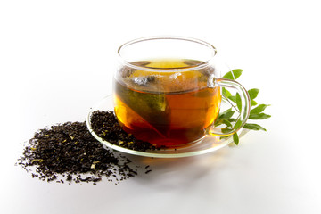 Schwarzer Tee beim ziehen