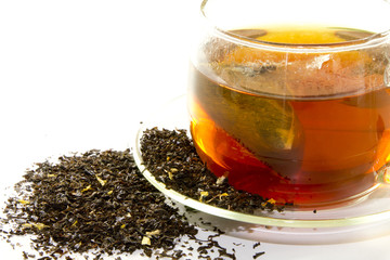 Schwarzer Tee beim ziehen