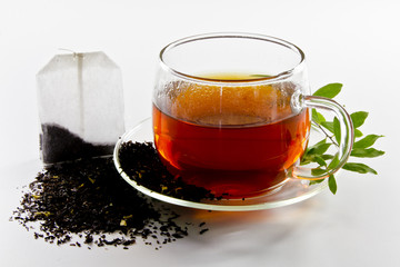 Schwarzer Tee und Beutel