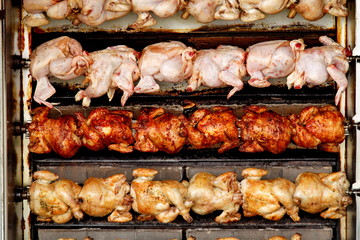 poulets rotis en train de cuire au marché