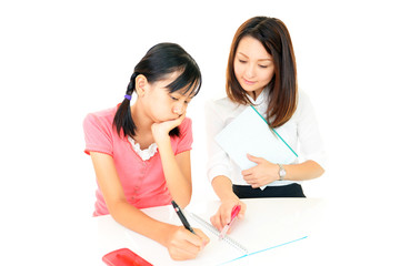 Fototapeta premium 先生に勉強を教えてもらっている女の子