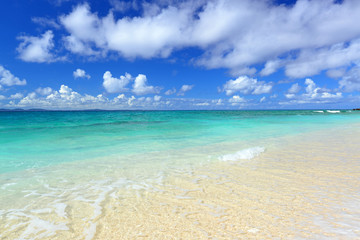 美しい沖縄のビーチと夏空
