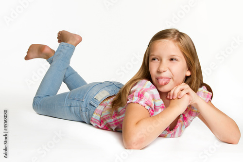 Freches Mädchen Streckt Die Zunge Raus Stockfotos Und Lizenzfreie Bilder Auf