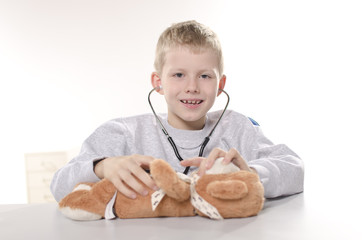 Obraz premium chłopiec bawiący się w doktora
