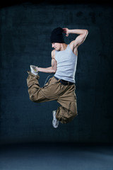 Fototapeta na wymiar Młody hip-hop tancerz skoków
