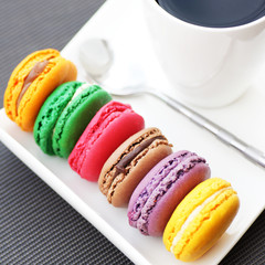 6 macarons et tasse de café 3