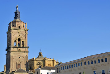 Fototapeta na wymiar Wieża katedry Guadix i fasada kurii