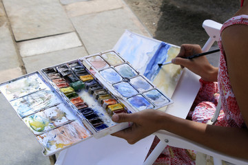 Mujer joven pintando