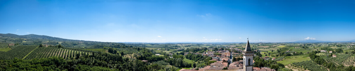 Fototapeta na wymiar Vista Panoramica della città di Vinci in Toscana.