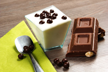 yogurt bianco con pezzi di cioccolato