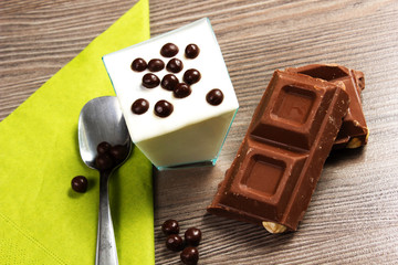 yogurt bianco con pezzi di cioccolato