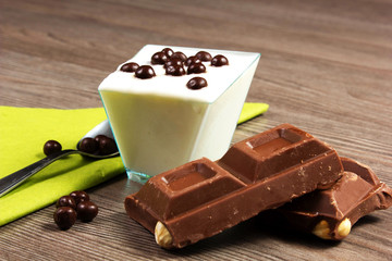 yogurt bianco con pezzi di cioccolato