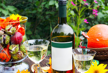 Weißwein auf der herbstlichen Terrasse