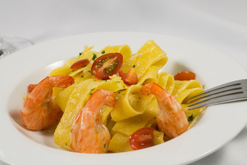 Pappardelle-mit-Garnelen-und-Wein-Sahnesauce