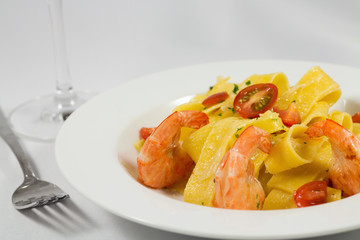 Pappardelle-mit-Garnelen-und-Wein-Sahnesauce