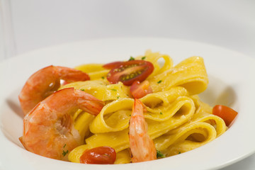 Pappardelle-mit-Garnelen-und-Wein-Sahnesauce