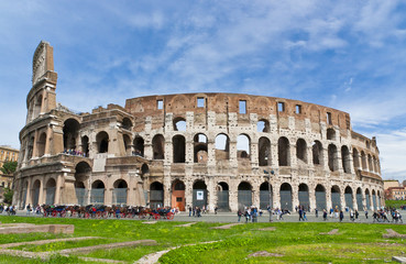 Fototapeta na wymiar Koloseum w Rzymie w słoneczny jasny dzień