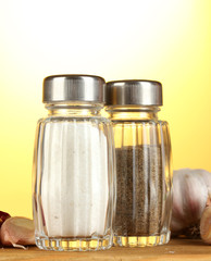 Salt and pepper mills and garlic