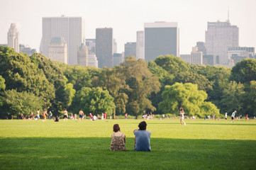 People enjoying relaxing outdoors in Central Park, NYC. - obrazy, fototapety, plakaty