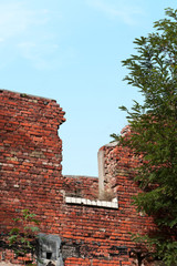 Fototapeta na wymiar Ceglany mur zrujnowanym budynku