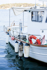 Fototapeta na wymiar fischerboot im hafen am kai im wasser