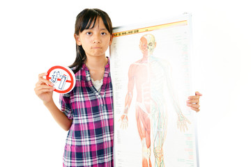 禁煙の意思表示をする女の子