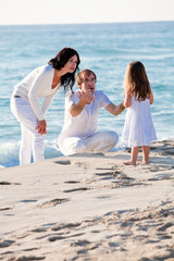 Fototapeta na wymiar glückliche junge familie mit kleiner Tochter am Strand am wasse