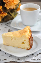 Topfentorte mit Kaffeetasse