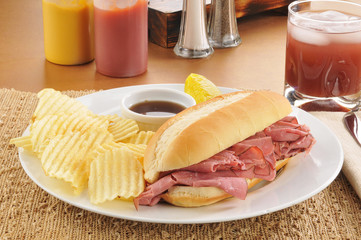 Roast beef sandwich with potato chips