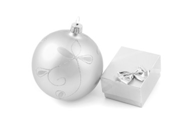silberne Christbaumkugel