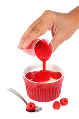 Coulis de framboises sur riz au lait