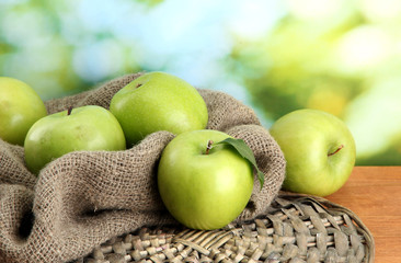 Ripe green apples with leaves