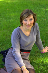 jeune femme assise dans l'herbe