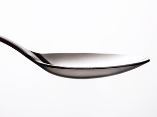 Una cucharilla en fondo blanco.