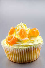 Cupcake mit Zitronen Buttercreme und orangefarbenen Fruchtgelee