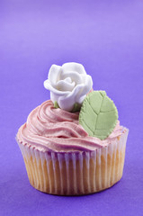 Erdbeer Cupcake mit einer handgefertigten weißen Rose