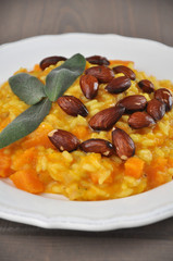 Kürbisrisotto mit Salbei und gerösteten Mandeln