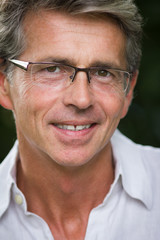 portrait d'un homme souriant